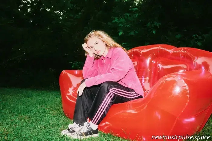 “Colore molto vibrante di rabbia”, spirali notturne e maturità: colby! analizza il suo esplosivo secondo album ‘FINE!’ - Atwood Magazine