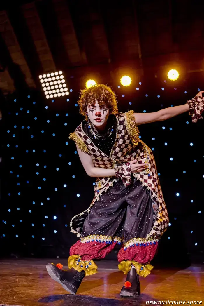 Il circo di un uomo solo di Madilyn Mei: gioia queer, costumi da clown e 1000 canzoni su ogni cosa - Atwood Magazine