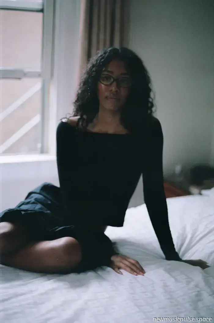 logica del sogno e dolore delicato: "Fever" di Kaleah Lee è una ninna nanna liminale
