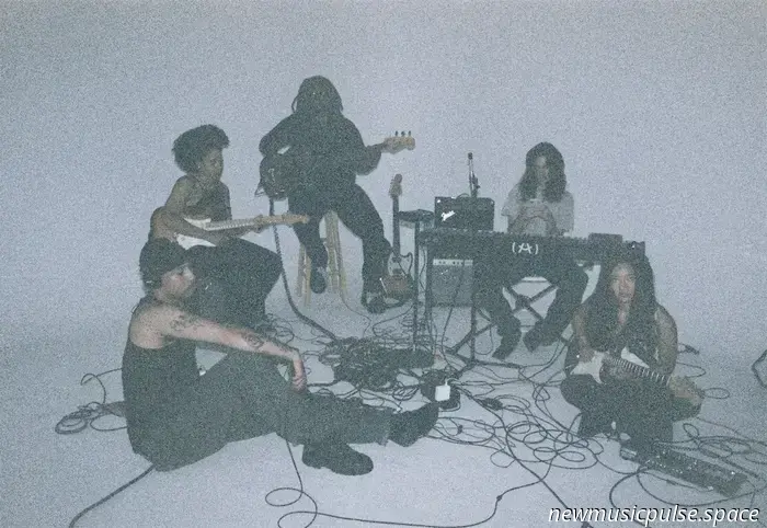 „Roh, experimentell und definitiv“: Low.bō debütiert mit einer gezeichneten, intimen Alt‑R&B-Abrechnung auf ‚husk‘ – Atwood Magazine