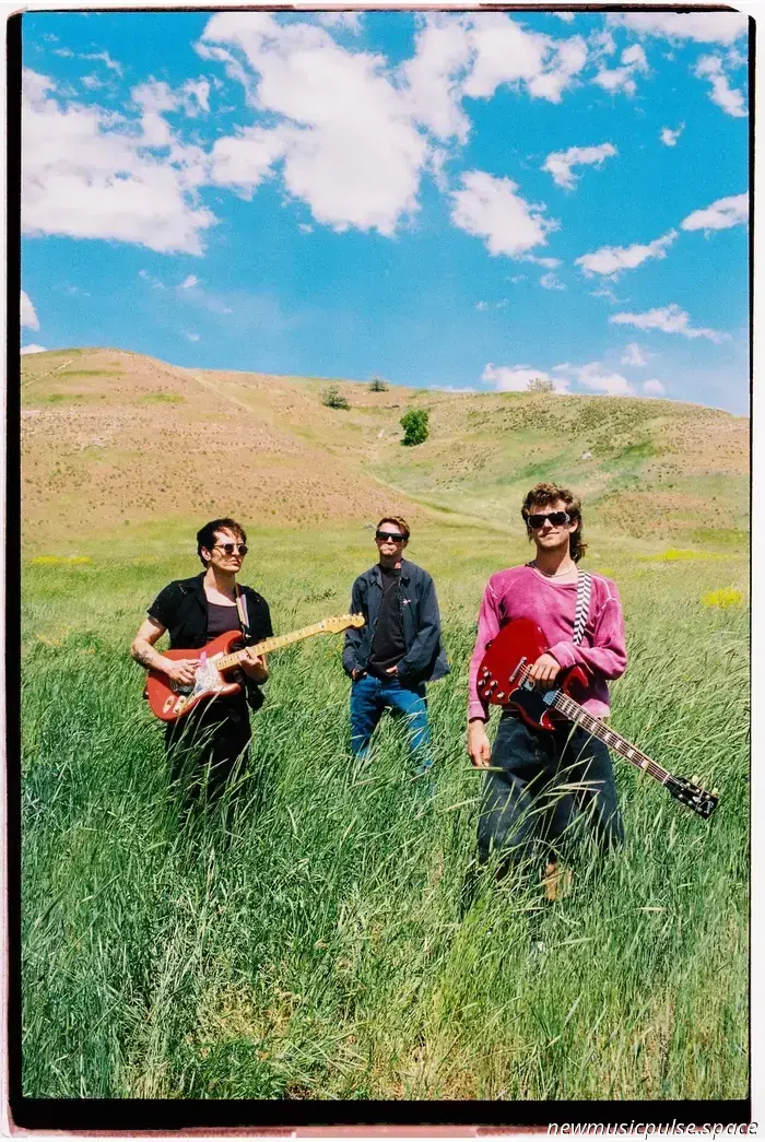 La canzone di oggi: 'Oasis' dei The Moss è un inno al ritrovamento di sé e alla crescita - Atwood Magazine