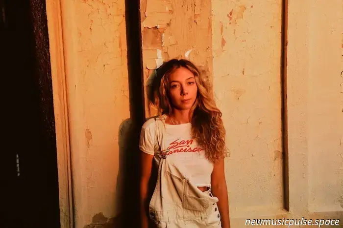 „Du hast mich als nett abgestempelt“: Ski Team setzt sich auf „Santa“ mit Verlangen, Zurückhaltung und der Gnade von Grenzen auseinander – Atwood Magazine