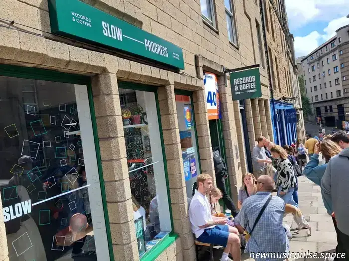 Fringe di Edimburgo 2025: anticonformisti americani, crolli del Britpop e conflitti tra fratelli