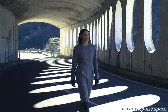 Premiere: Lucia Rivero aus Ost-London findet Fülle in der Abwesenheit auf "Nowhere" - Atwood Magazine