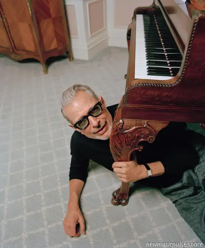 Interview: Jeff Goldblum swingt wieder mit 'Still Blooming' - Atwood Magazine