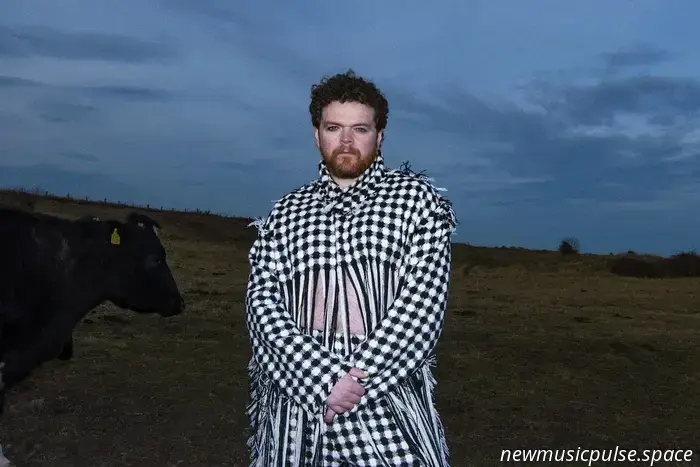I grandi rischi di Jack Garratt vengono ripagati in 'Pillars', un album implacabile sull'amore, le cicatrici e la sopravvivenza - Atwood Magazine