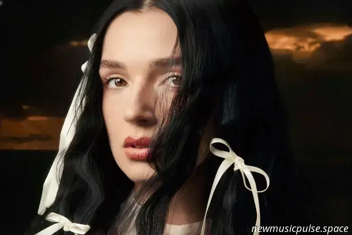 Poppy descrive i piani per il settimo album 'Empty Hands'