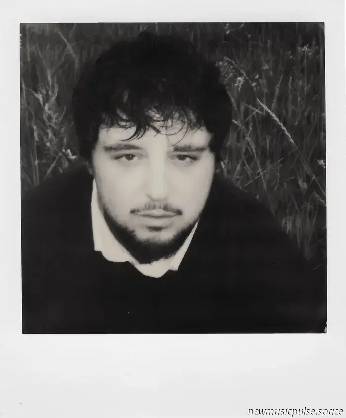 „Die süßesten Klänge“: Tomás Tomás’ „Brought It Down“ ist eine rauchige, seelenrührende Träumerei von Erinnerung, Sehnsucht und nächtlichem Dahintreiben - Atwood Magazine