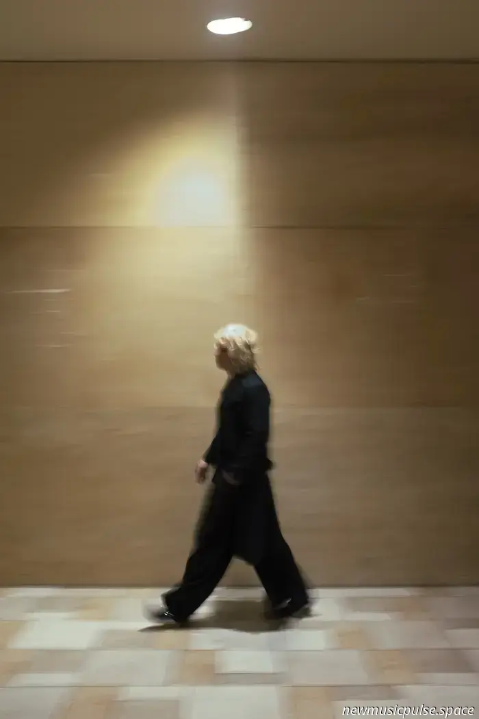 Пошлый, дымный, веселый и свободный: Mothé переопределяет поп в «Total Popstar», их дерзком и неприукрашенном втором студийном альбоме — Atwood Magazine