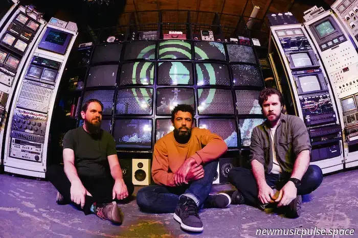 recorte. Anunciar álbum ‘Dead Channel Sky Plus’