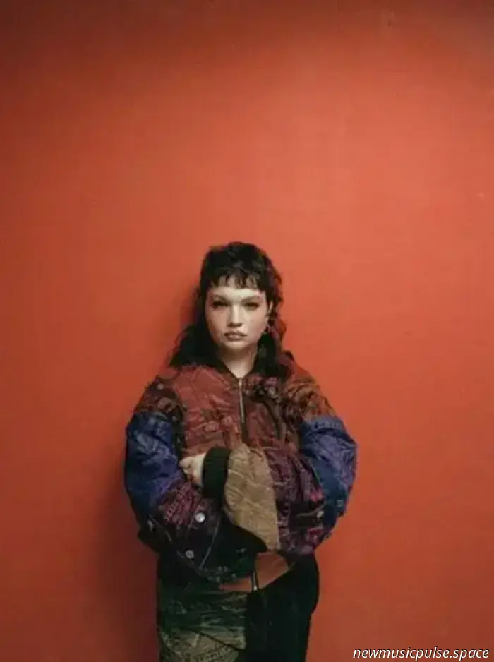 Lola Young bricht beim All Things Go Festival zusammen.