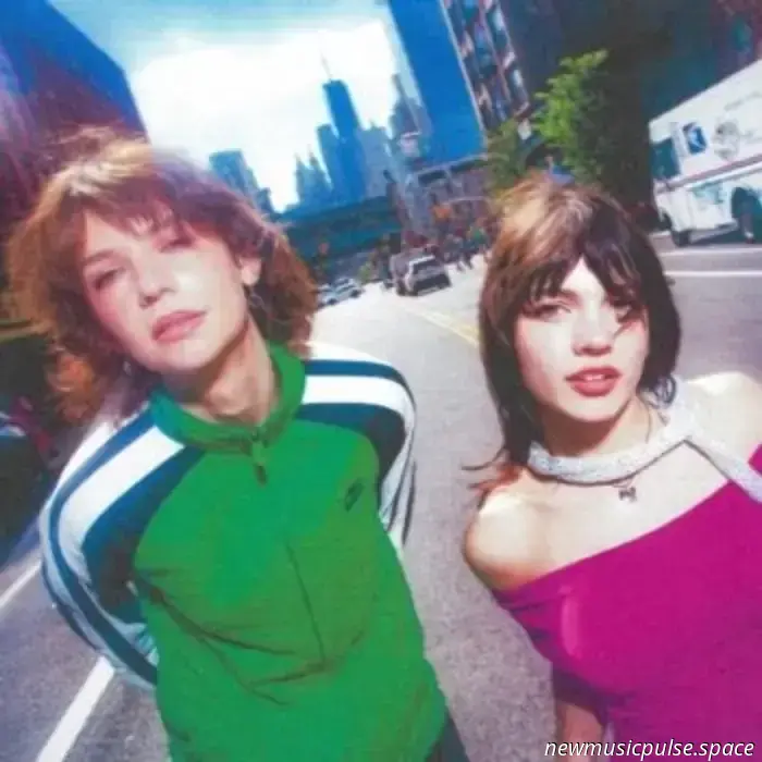 «In Your Face!», a modo loro: il secondo album di Pacifica è una travolgente testimonianza della potenza del duo - Atwood Magazine