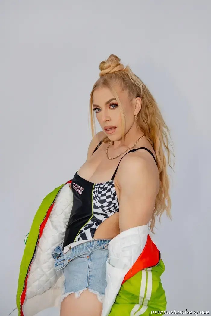 Maggie Szabo sorgt mit Poppower und Prahlerei in "Boom Shaka" für Aufmerksamkeit - Atwood Magazine