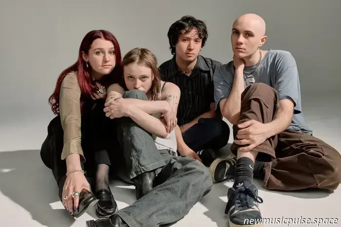 Entrevista: Momma Habla Sobre Su Cuarto Álbum Sin Filtros y sin Disculpas 'Welcome to My Blue Sky' - Atwood Magazine