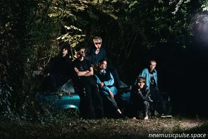 Blue Bendy kehren mit ihrer eigenwilligen Comeback-Single „Poke“ zurück.