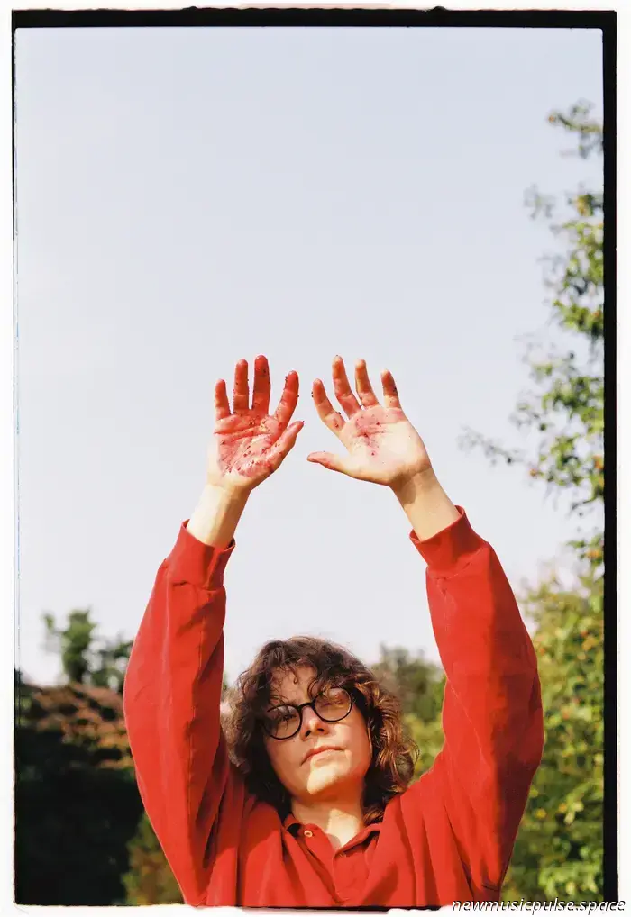 Artista da tenere d'occhio: Liam Bauman presenta “Old Friends”, un'intensa e autentica riflessione sul dolore, la colpa e le conseguenze emotive - Atwood Magazine