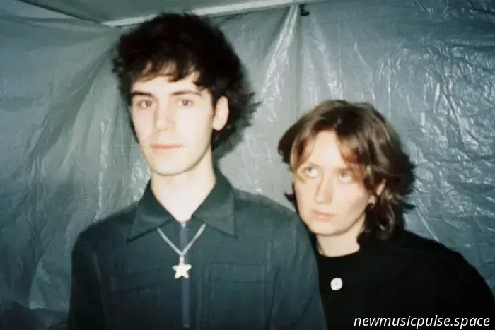 "Schlinge deine Arme um": Das Melbourne-Duo Wishlist feiert experimentellen Pop und Partnerschaft auf seinem verträumten Debüt "Auch wenn ich gehe" – Atwood Magazine