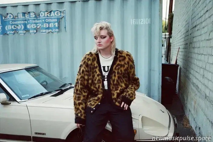 Artista a seguir: Vienna — Vienna convierte la sobrestimulación en movimiento en «Idle Hands» - Atwood Magazine