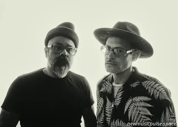 Antibalas kündigen ihr neues Album „Hourglass“ an.