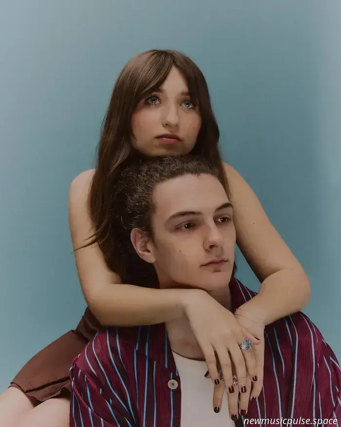 „I Don’t Wanna Be Fragile“: Jake & Shelby legen in „Fragile“ ihre Seelen offen, ein zutiefst intimes Indie-Pop-Bekenntnis – Atwood Magazine
