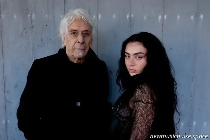 „Lass es perfekt sein“: Charli xcxs „House“ mit John Cale und kreative Erschöpfung - Atwood Magazine