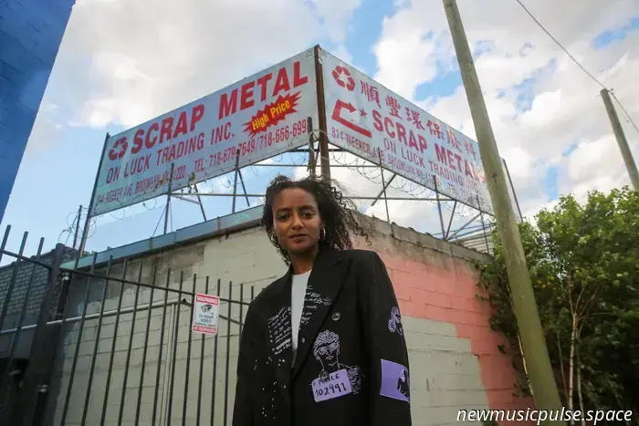 Aïda Mekonnen Caby debutó con una intimidad soñadora y una reverie islandesa en “The Glow”, una impresionante introducción de folk independiente - Atwood Magazine