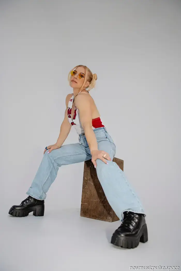 Maggie Szabo sorgt mit Poppower und Prahlerei in "Boom Shaka" für Aufmerksamkeit - Atwood Magazine