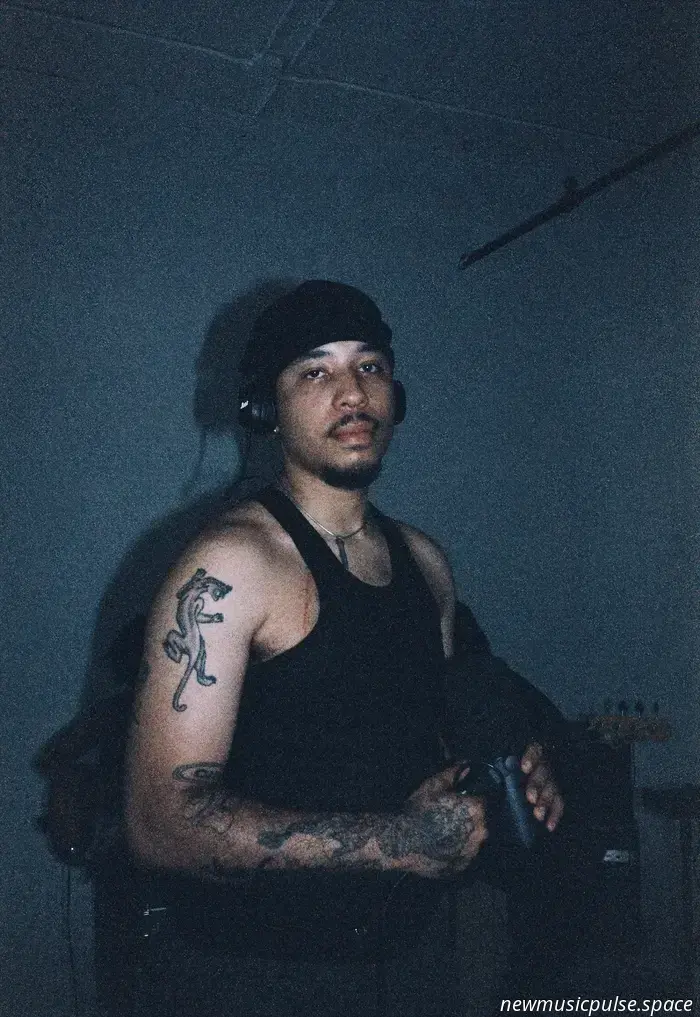 „Roh, experimentell und definitiv“: Low.bō debütiert mit einer gezeichneten, intimen Alt‑R&B-Abrechnung auf ‚husk‘ – Atwood Magazine