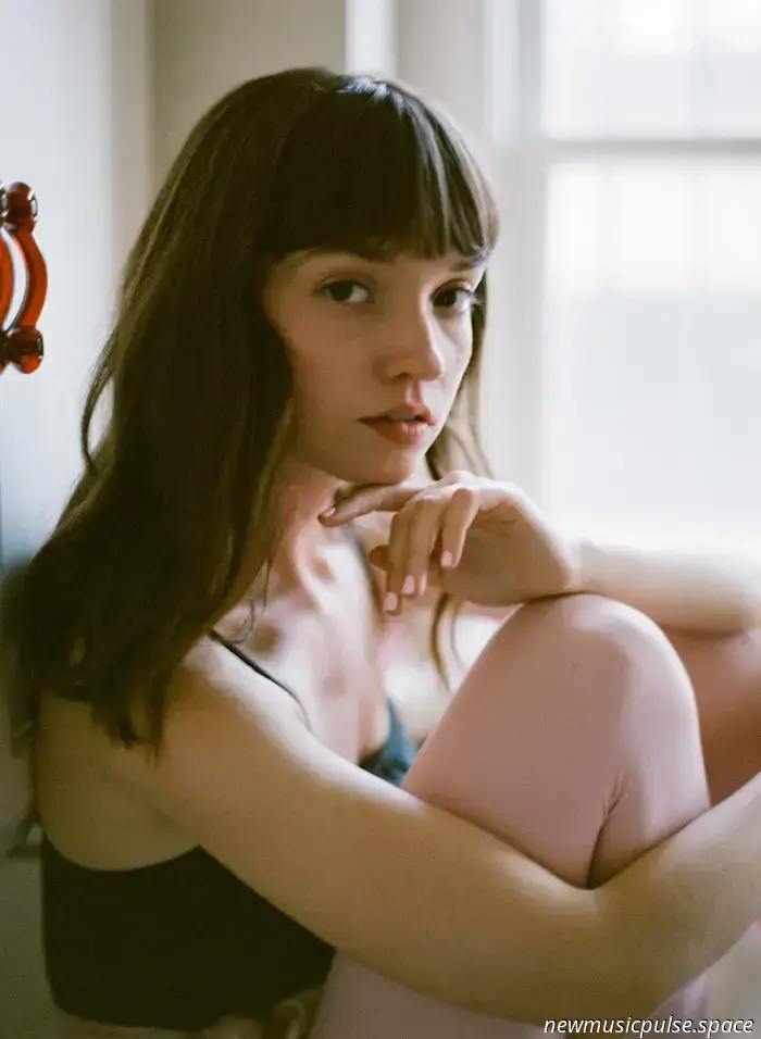 Артист, за которым стоит следить: Крисси расцветает с нежной силой в «Sore» и её до боли интимном и освобождающем EP «Slight Turn» — Atwood Magazine