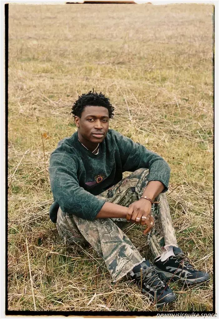 Mon Rovîa находит свой голос, свою силу и свою родословную в «Heavy Foot», протестном гимне для расколотого, пробуждающегося мира: «Нет, они никогда не смогут нас всех подавить» — Atwood Magazine