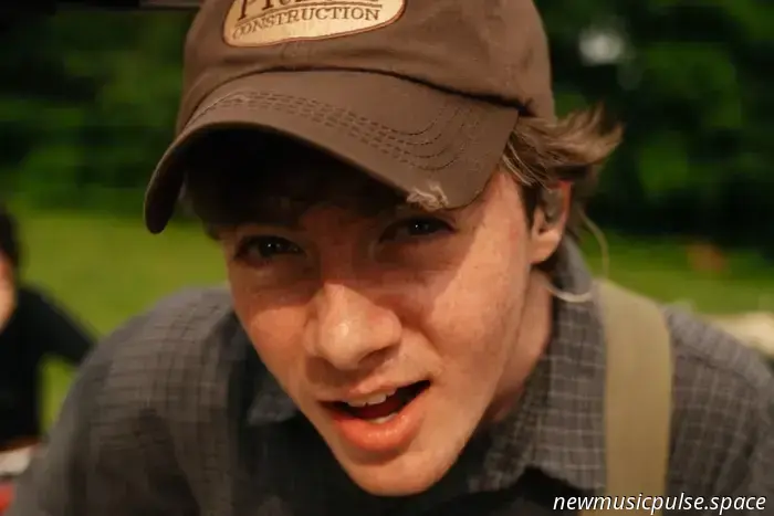 Strade, Sogni e Resa dei Conti: L'artista folk-pop emergente Brenn! svela l'arco emotivo del suo EP 'Upstate' - Atwood Magazine