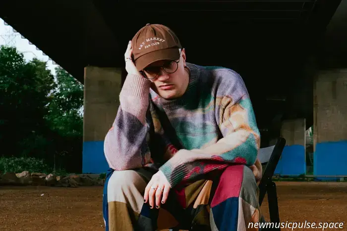 “Adictivo, melódico y soñador”: Ed Tullett de Lowswimmer se deja llevar y profundiza en ‘Godspeed, Fantasy’, un radiante disco de autodescubrimiento - Atwood Magazine