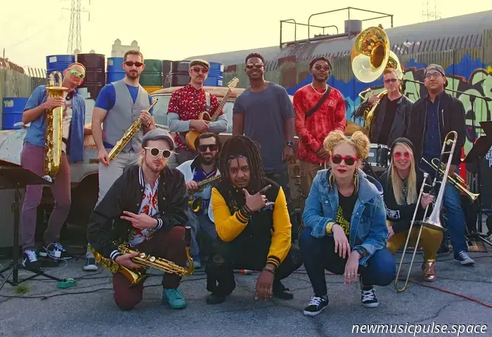 Interview mit dem Urban Renewal Project: Eine in LA ansässige Bigband, die Jazz, Hip-Hop, Kommentare und mehr verbindet - Atwood Magazine