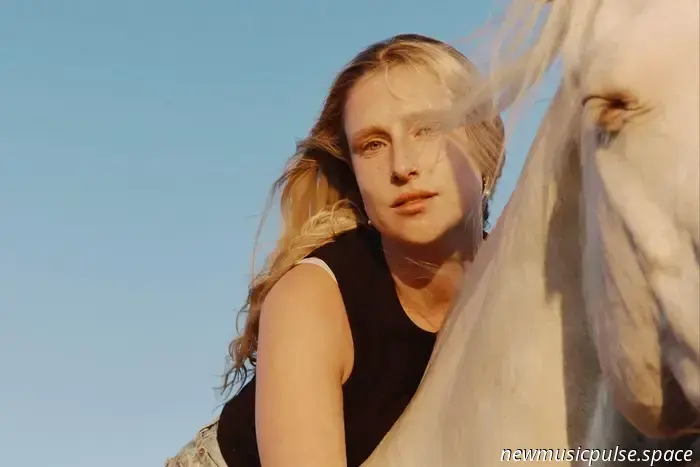 Feature: Billie Marten über Veränderung, die Geschenke menschlicher Fehler und das intime Schaffen von ‚Dog Eared‘ – Atwood Magazine