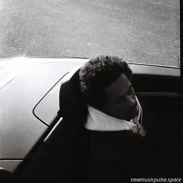 Künstler im Blick: Arno Sacco findet Stärke in Stille und Verletzlichkeit auf seinem seelenbewegenden Debüt „Blue Boy“ - Atwood Magazine