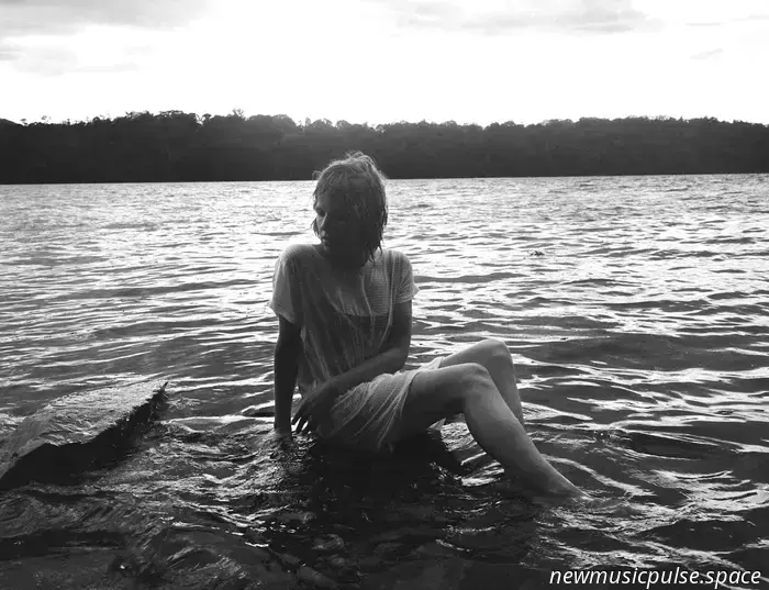 „Düster, romantisch und desorientierend“: Dead Gowns aus Maine kanalisiert Verlangen und Trauer in einen Indie-Folk-Sturm auf ihrem Debütalbum - Atwood Magazine