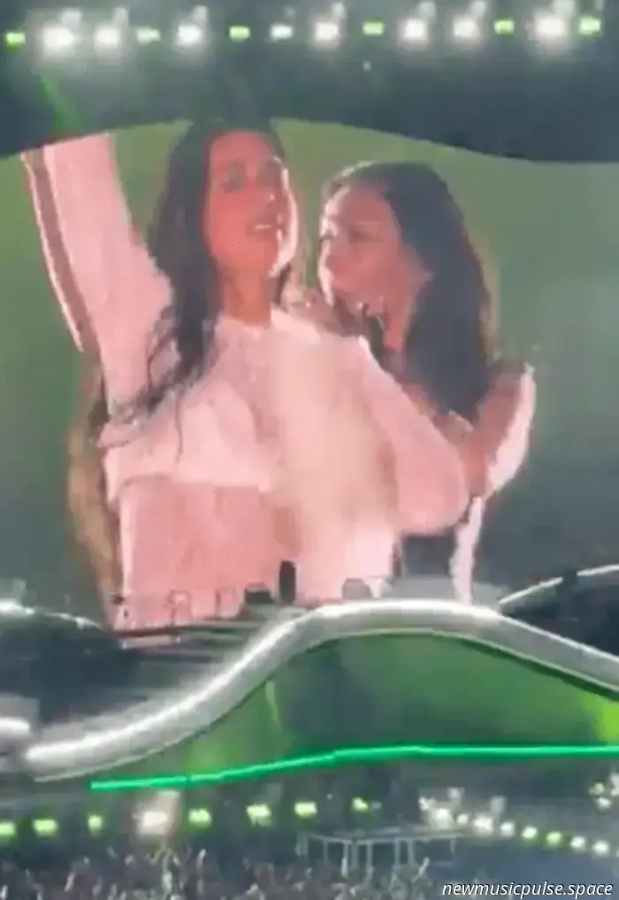 Guarda Dua Lipa e Charli xcx eseguire ' 360 ' allo stadio di Wembley