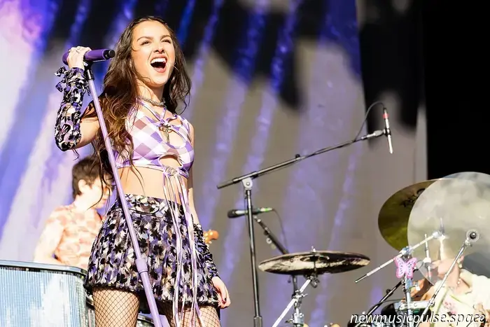 En el Registro: "Olivia Rodrigo no solo tiene las 'AGALLAS' para encabezar Glasto, apuesto a que ella también tendría la gloria"