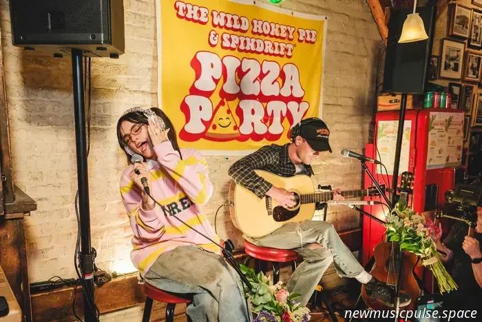 Die geliebte musikalische Benefizveranstaltung von The Wild Honey Pie verwandelt eine beengte Pizzeria in Brooklyn mit BENEE - Atwood Magazine