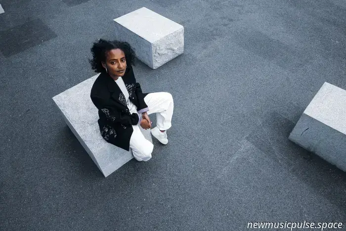 Aïda Mekonnen Caby debutó con una intimidad soñadora y una reverie islandesa en “The Glow”, una impresionante introducción de folk independiente - Atwood Magazine
