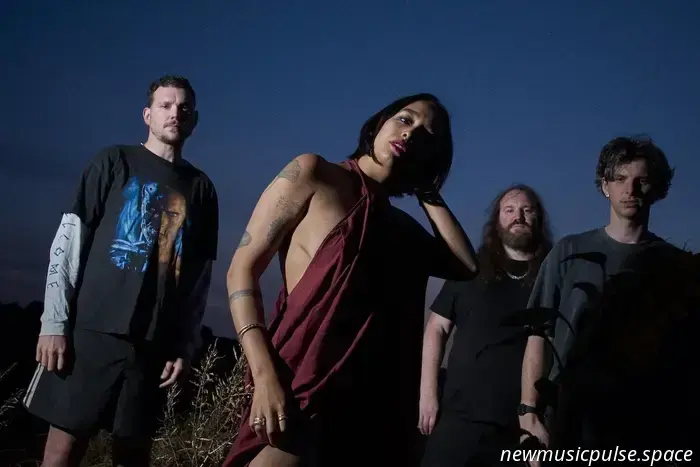 “Puoi correre”: Mandy, Indiana corrono verso la guarigione con l'elettrizzante “Magazine” - Atwood Magazine