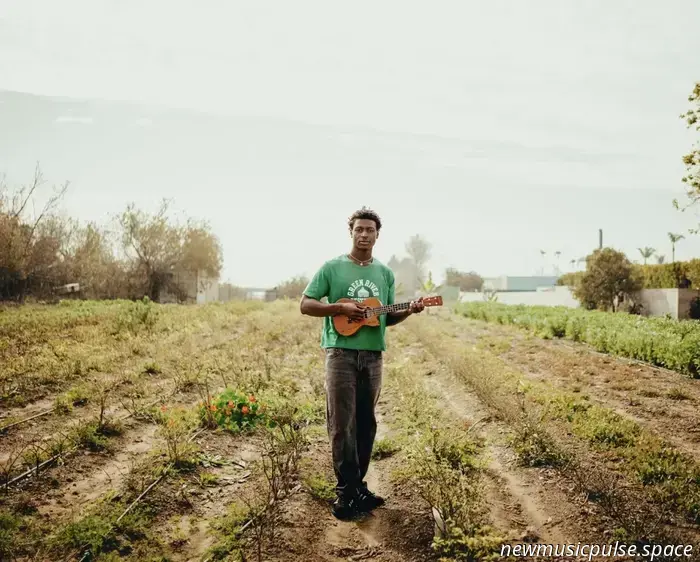 Mon Rovîa находит свой голос, свою силу и свою родословную в «Heavy Foot», протестном гимне для расколотого, пробуждающегося мира: «Нет, они никогда не смогут нас всех подавить» — Atwood Magazine