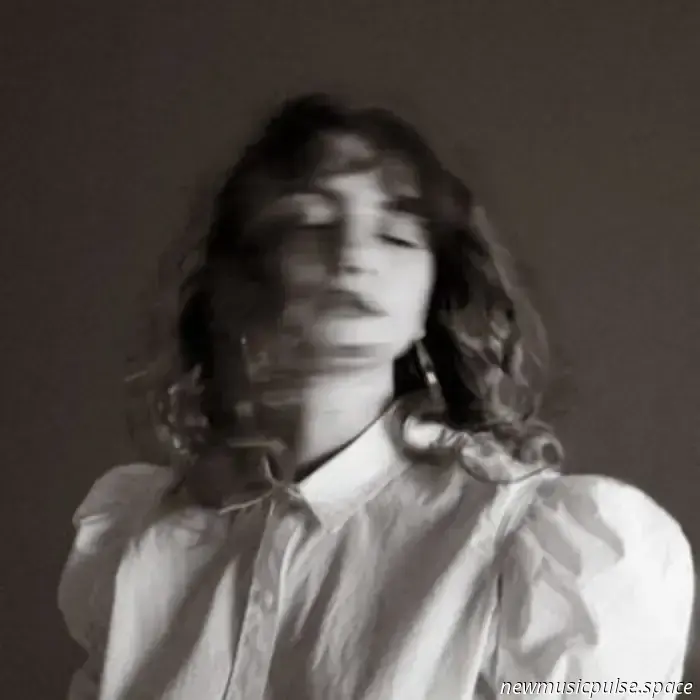 Artista da tenere d'occhio: Ellur di Halifax canalizza l'ansia in un indie rock anthemico con "Missing Kid" - Atwood Magazine