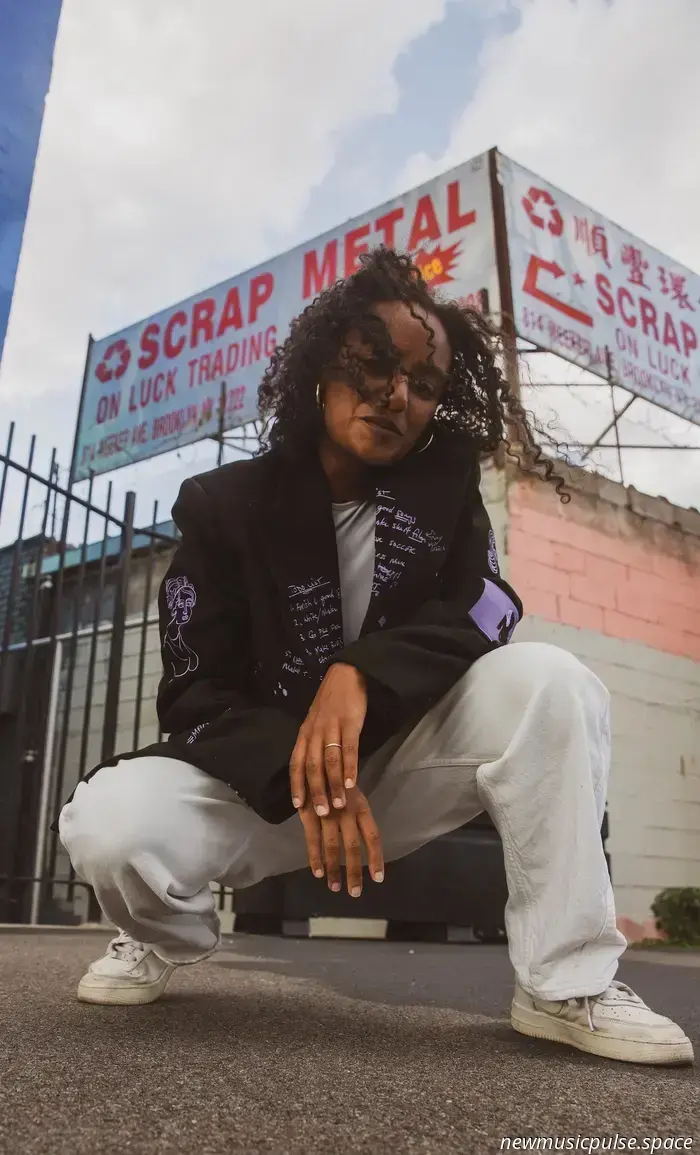 Aïda Mekonnen Caby debutó con una intimidad soñadora y una reverie islandesa en “The Glow”, una impresionante introducción de folk independiente - Atwood Magazine