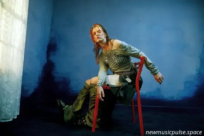 Orla Gartland teilt eine Videodokumentation über die Entstehung von „Everybody Needs A Hero“.