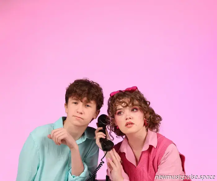 Premiere: Isabella & Sebastian bekämpfen Selbstsabotage stilvoll in „Lobbytommy“, einer glühenden Indie-Pop-Feier - Atwood Magazine