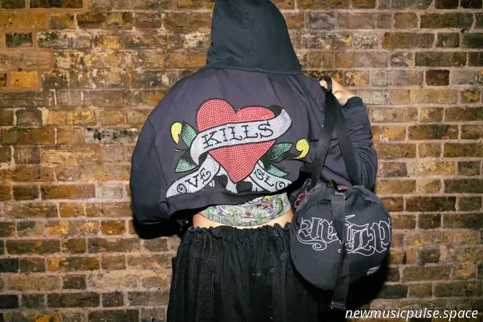 Lerne Milo Vogue kennen, den Community-First-Kurator und Upcycling-Designer, der JayaHadADream einkleidet.