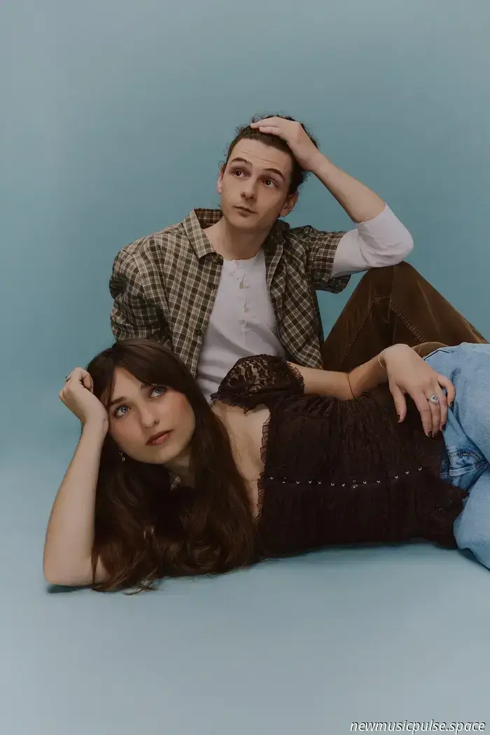 „I Don’t Wanna Be Fragile“: Jake & Shelby legen in „Fragile“ ihre Seelen offen, ein zutiefst intimes Indie-Pop-Bekenntnis – Atwood Magazine
