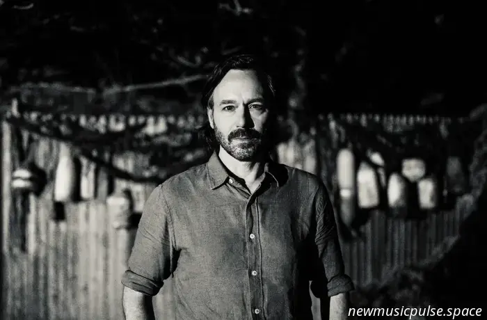 Matt Pond PA fa rivivere il passato con il video inedito del 2005 per “Halloween”, un pezzo malinconico e struggente, tra i più notevoli dell'amato, autunnale e discretamente struggente ‘Several Arrows Later’. Pubblicato oggi insieme alla riedizione per il 20° anniversario dell'album — una sontuosa edizione in doppio vinile e digitale con nuove versioni acustiche, demo e rarità — arriva giusto in tempo per le migliori (o peggiori) feste di Halloween della stagione, oltre che per il prossimo tour celebrativo della band negli Stati Uniti.