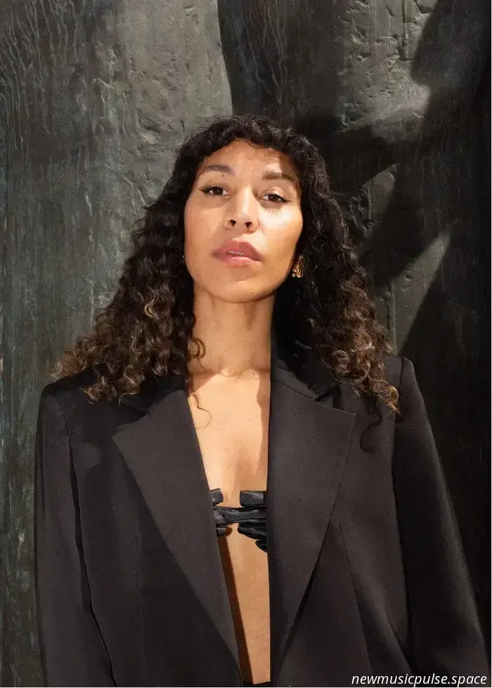 Charlotte Dos Santos se deleita en el sonido con su nuevo sencillo 'Pot Of Gold'.